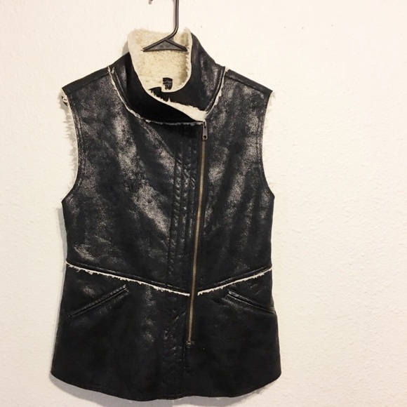 Gianni Bini Faux Suede and Sherpa Vest - Picture 4 of 5